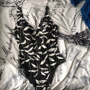 I’m selling a elegant one piece bathing suit